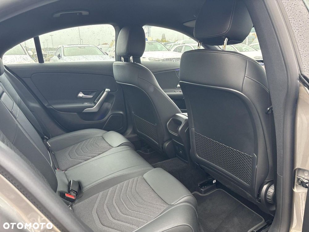Mercedes-Benz CLA 180 Progressive 7G-DCT - 20