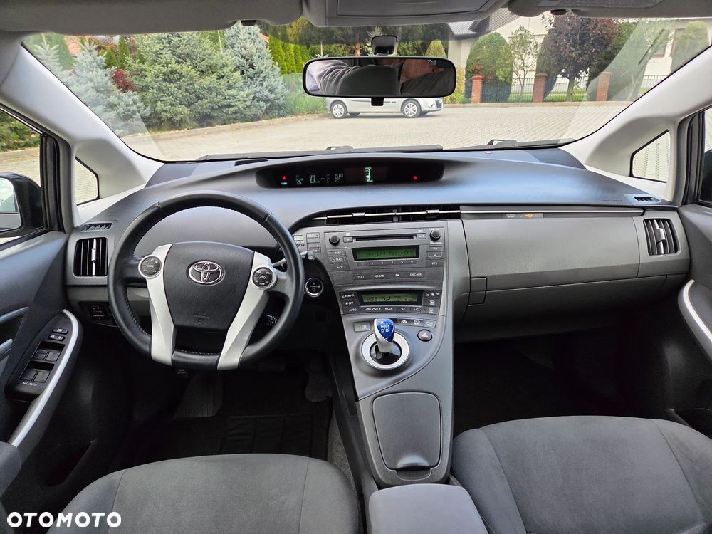 Toyota Prius (Hybrid) Life - 10