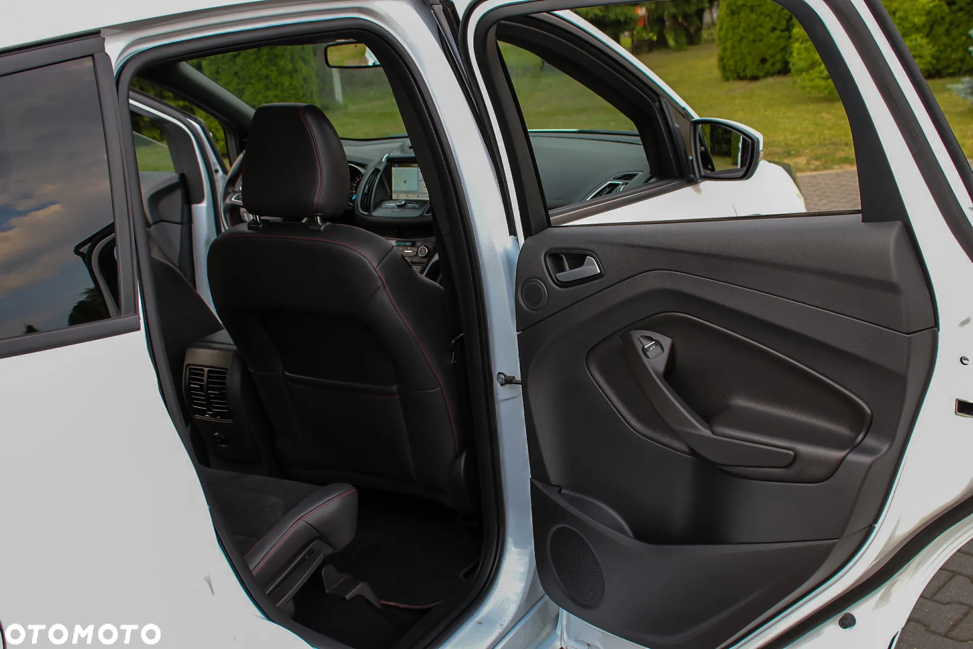 Ford Kuga 1.5 EcoBoost 2x4 ST-Line - 24