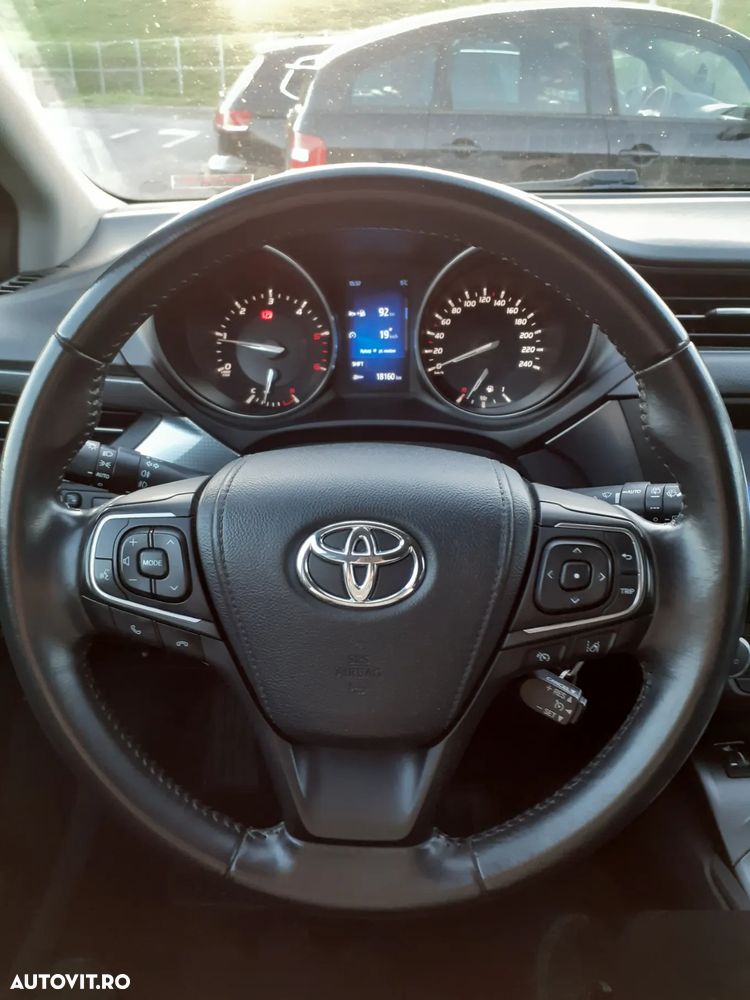 Toyota Avensis 2.0 D-4D Luxury - 4