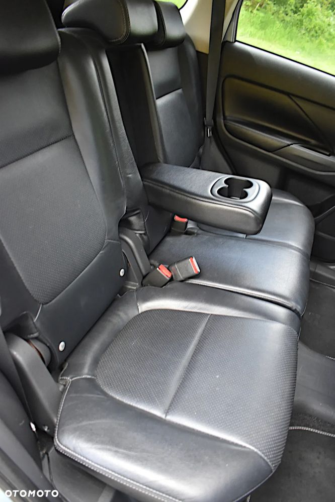 Mitsubishi Outlander 2.0 4WD Plug-In Hybrid Top - 36