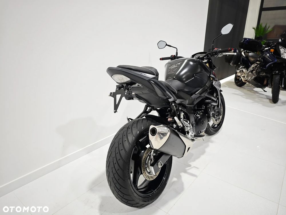 Suzuki GSR - 9