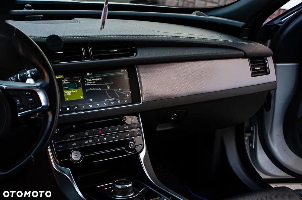 Jaguar XF 2.0 T R-Sport - 31