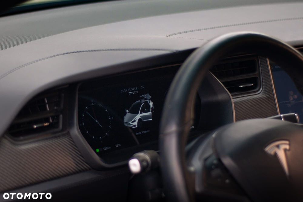 Tesla Model X - 11