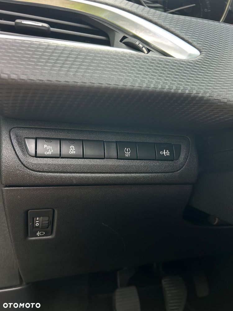 Peugeot 2008 1.2 VTi Allure - 28