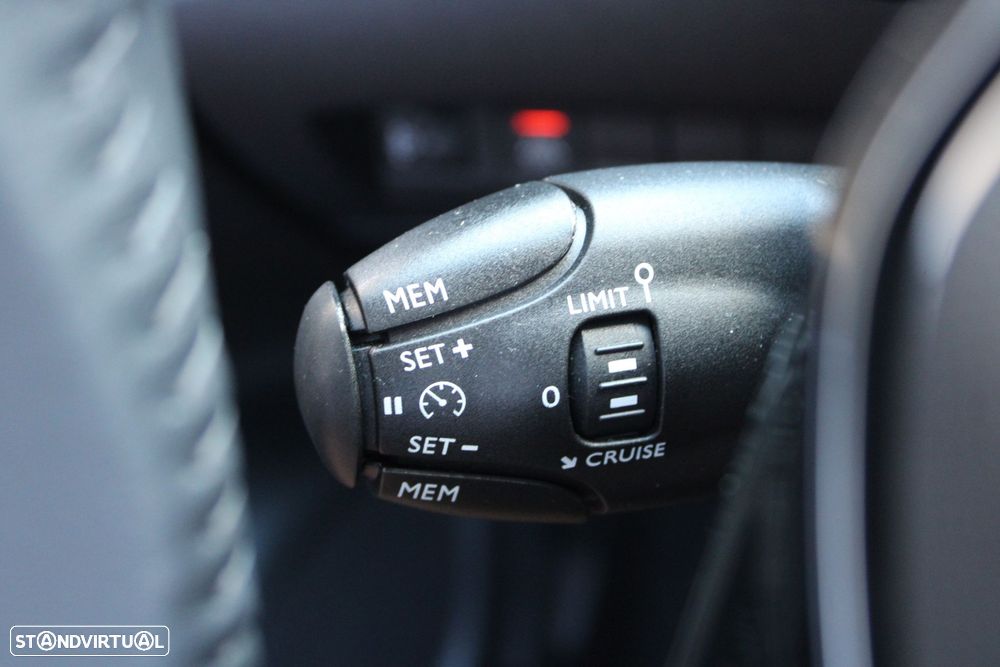 Peugeot e-2008 50 kWh Allure - 32