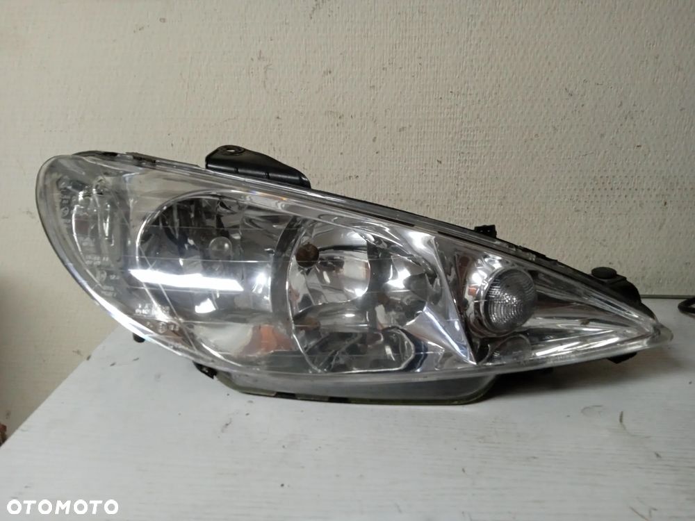 REFLEKTOR PRAWY PEUGEOT 206 LIFT