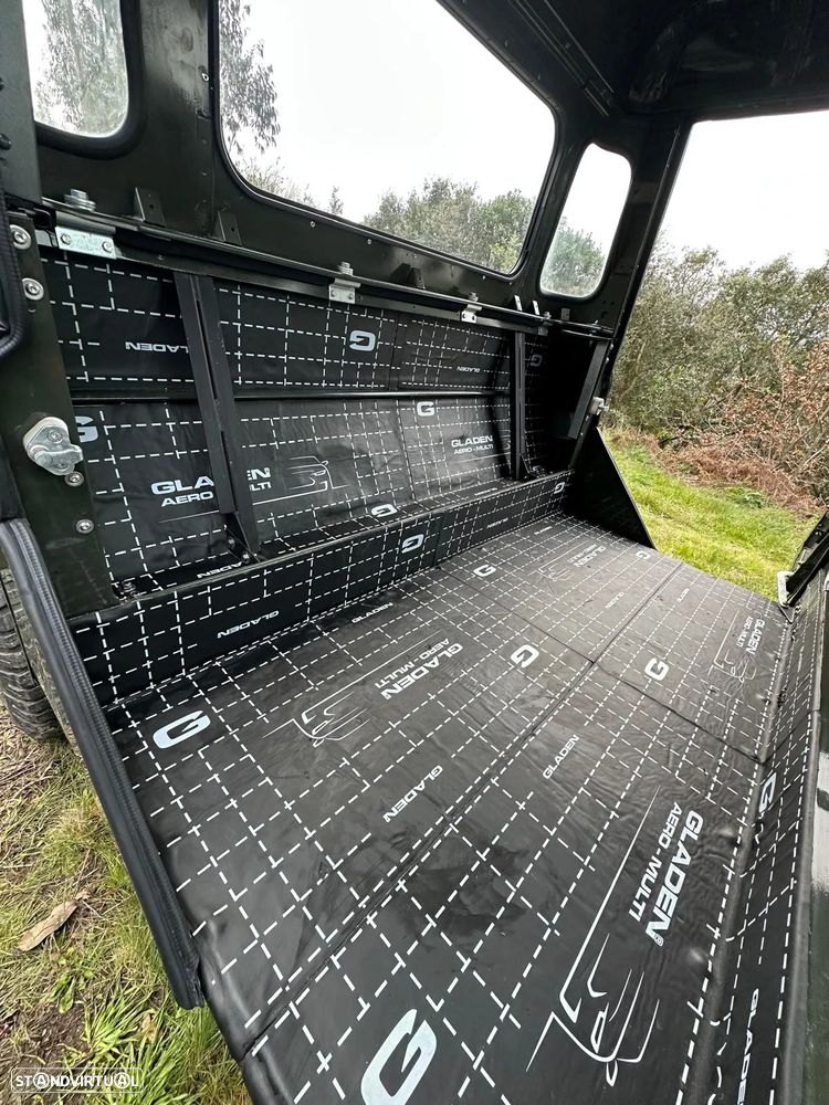 Land Rover Defender - 33