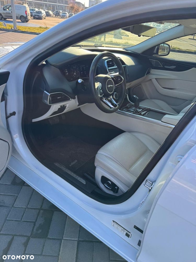 Jaguar XE - 12