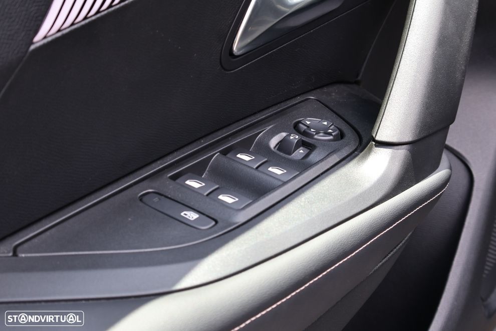 Peugeot 2008 1.2 Hybrid Allure e-DCS6 - 15