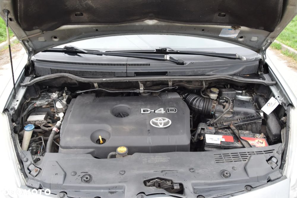 Toyota Corolla Verso 2.2 D-4D Sol + - 10