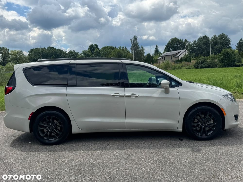 Chrysler Pacifica - 8