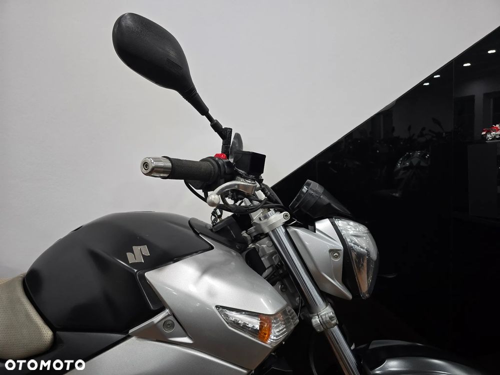 Suzuki GSR - 8