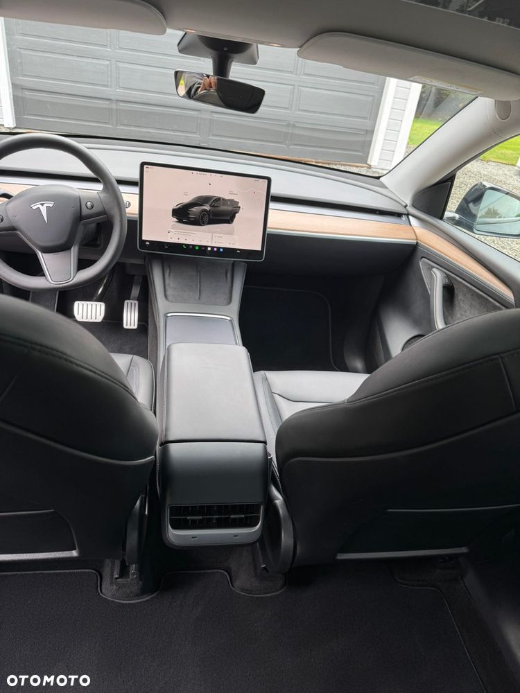 Tesla Y Long Range AWD - 13