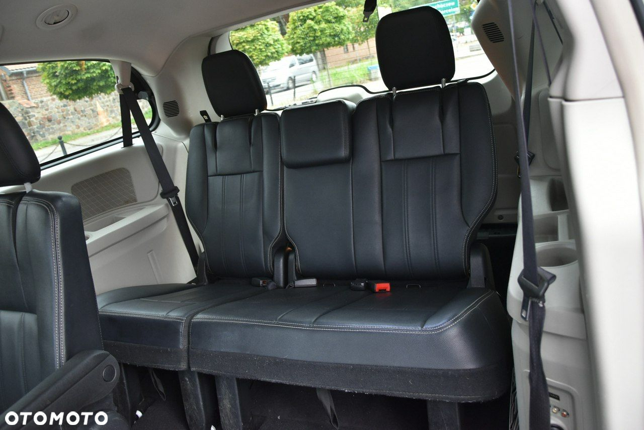 Chrysler Town & Country - 12