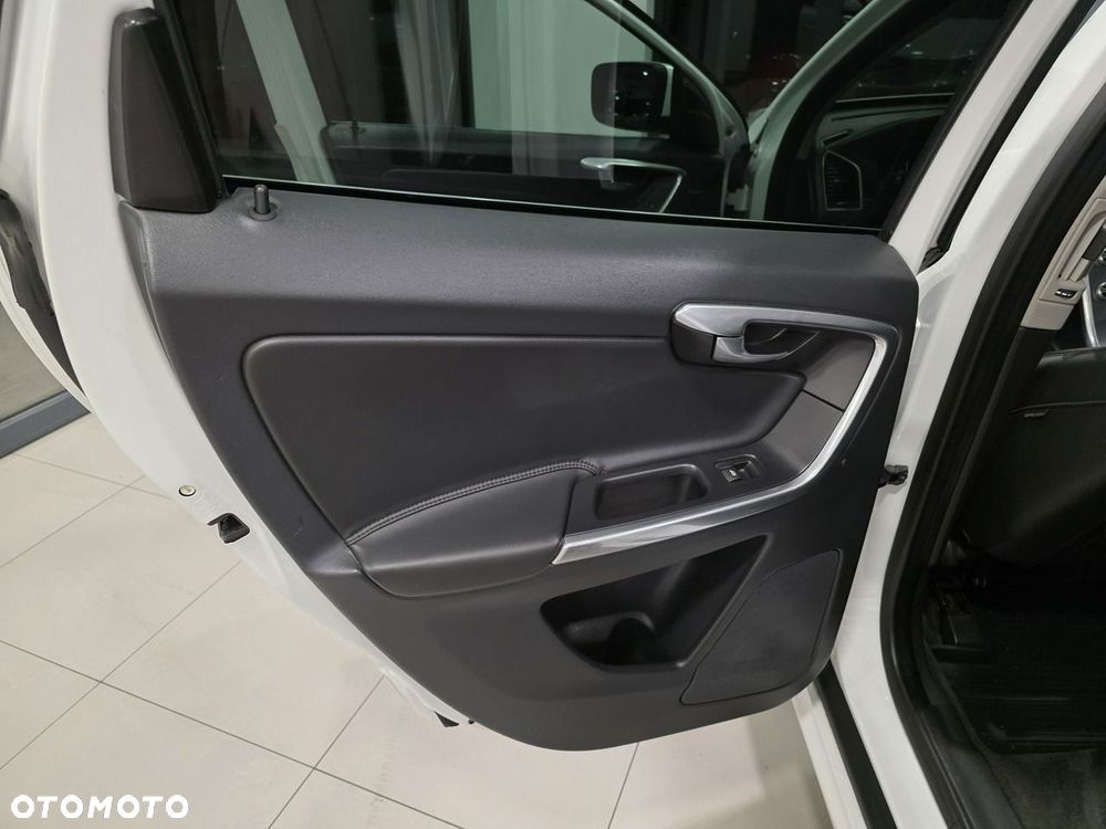 Volvo XC 60 D4 Momentum Pro - 17