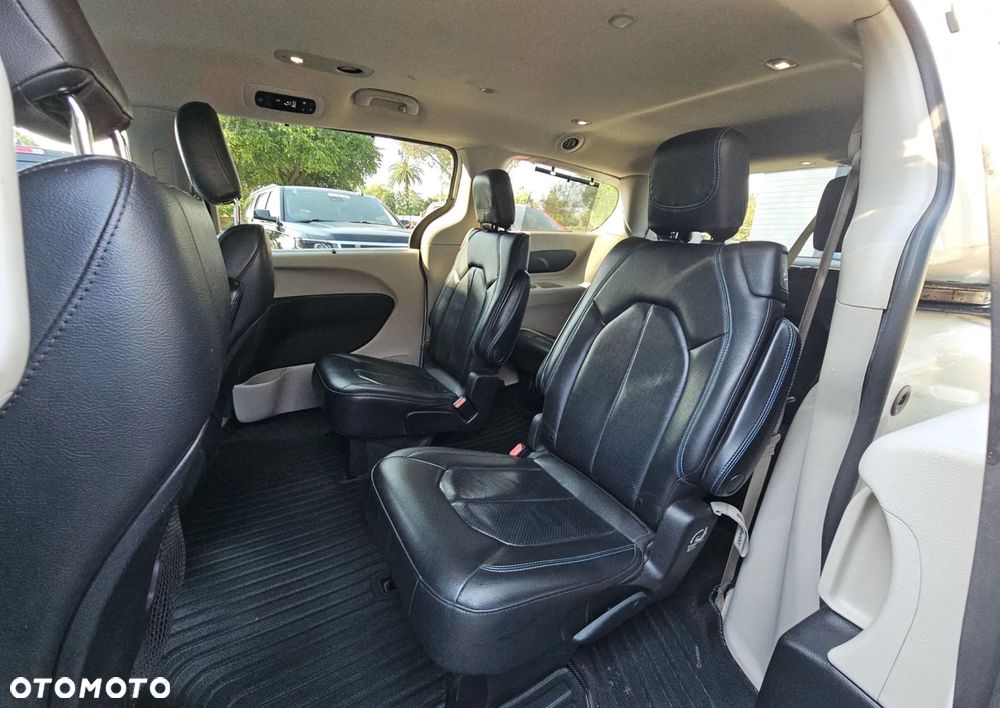 Chrysler Pacifica - 16