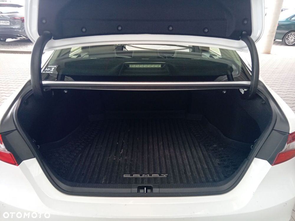 Toyota Camry 2.5 Hybrid Comfort CVT - 12