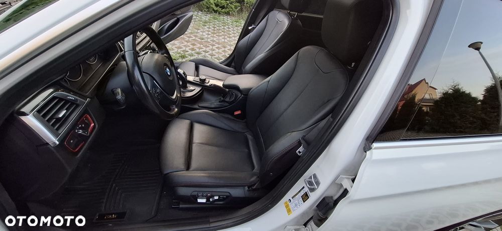 BMW Seria 3 330i Sport Line - 34