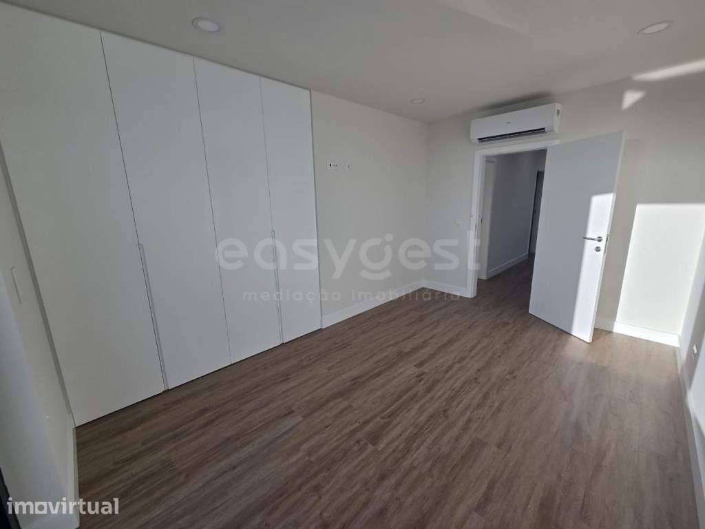 Moradia Geminada T4 Nova situada em Aradas, Aveiro - Grande imagem: 4/36
