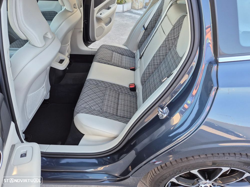 Volvo V60 2.0 D3 Momentum Plus - 49