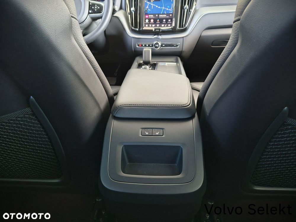 Volvo XC 60 B4 D Plus Dark - 30