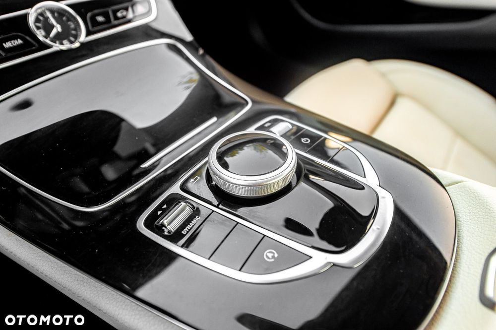 Mercedes-Benz Klasa E 220 d 4-Matic 9G-TRONIC - 36