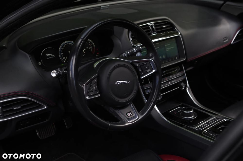 Jaguar XE S - 12