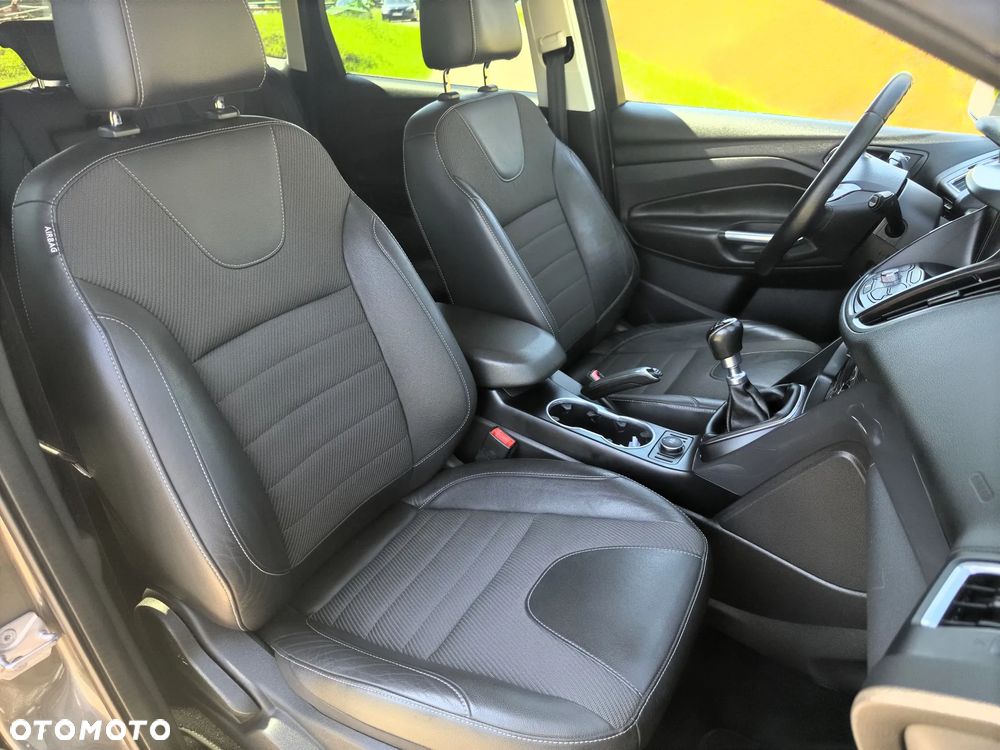 Ford Kuga 2.0 TDCi 2x4 Titanium - 32