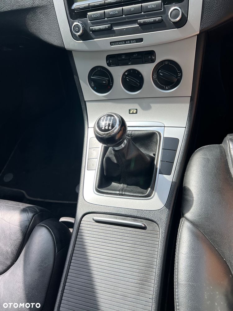 Volkswagen Passat 2.0 TDI DPF Highline - 14