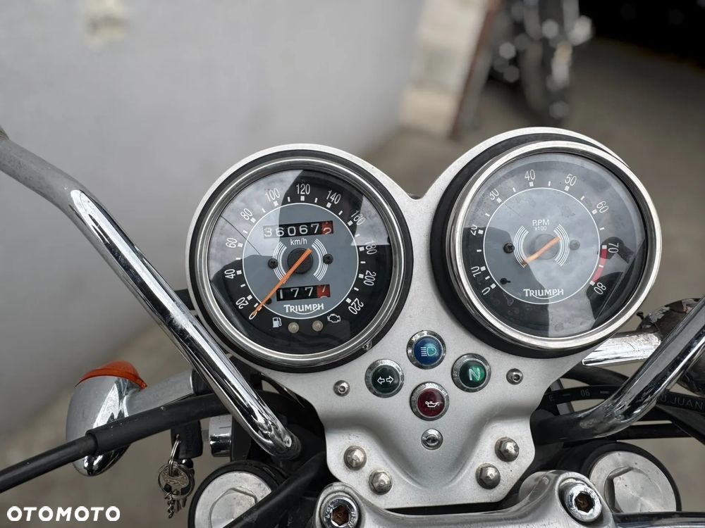 Triumph Bonneville - 7
