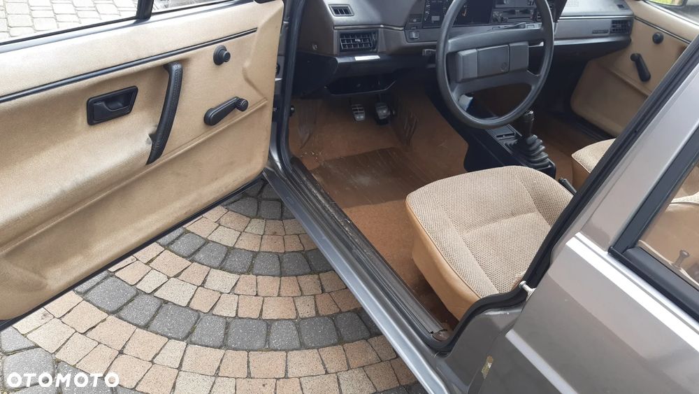 Volkswagen Passat 1.8 GL - 14