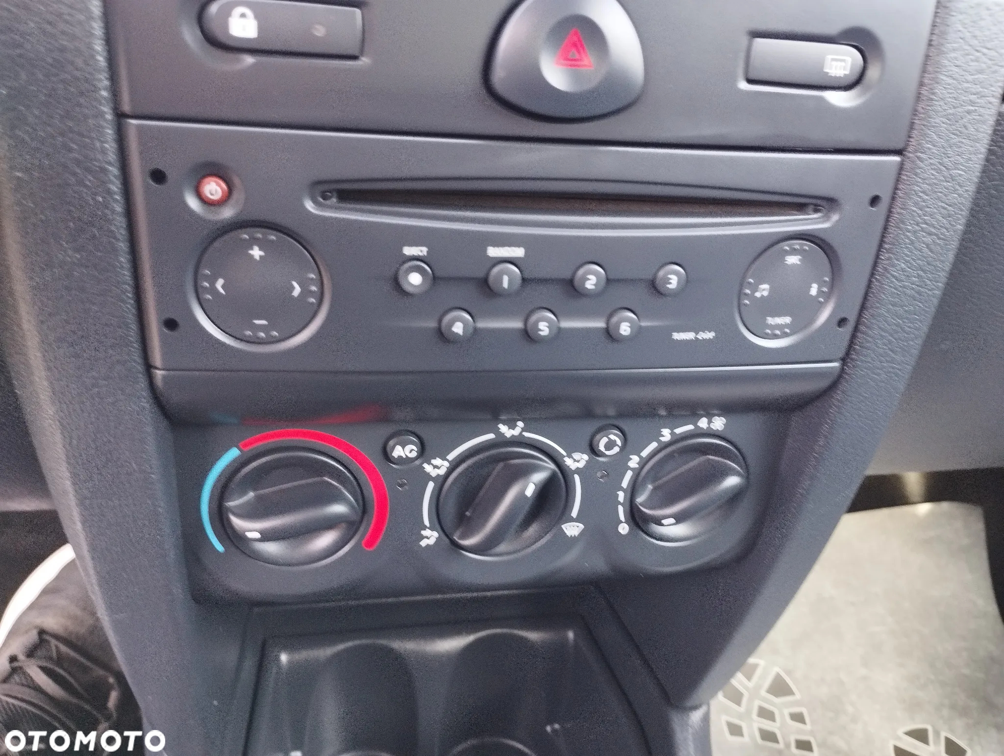 Renault Clio 1.2 16V 75 Collection - 14