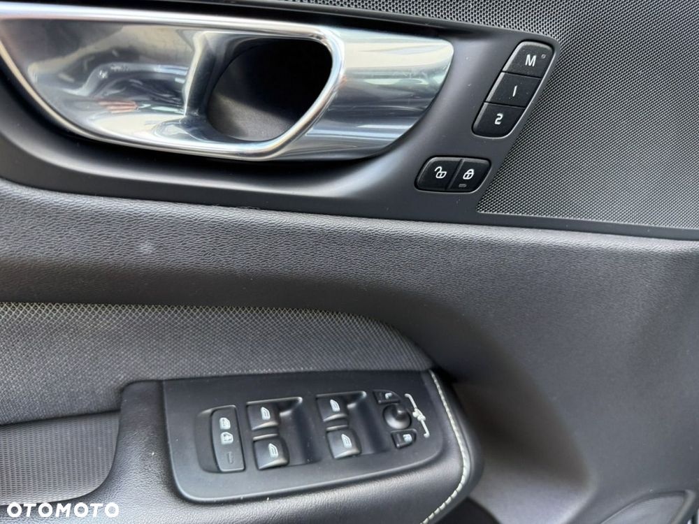 Volvo XC 60 D4 R-Design - 29
