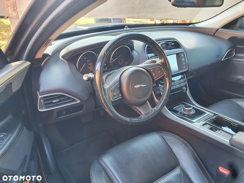 Jaguar XE S - 11