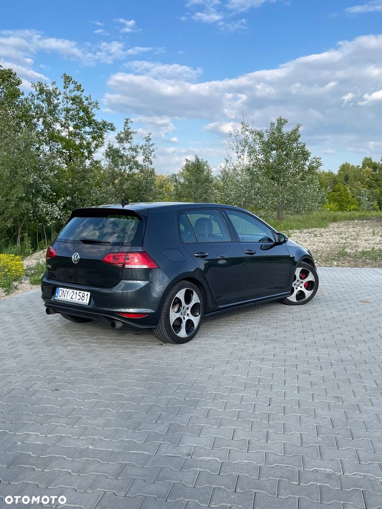 Volkswagen Golf - 22