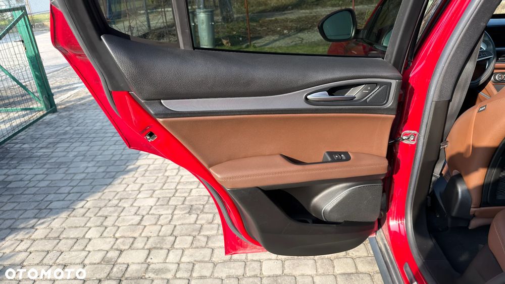 Alfa Romeo Stelvio 2.0 Turbo 16V AT8-Q4 Ti - 27