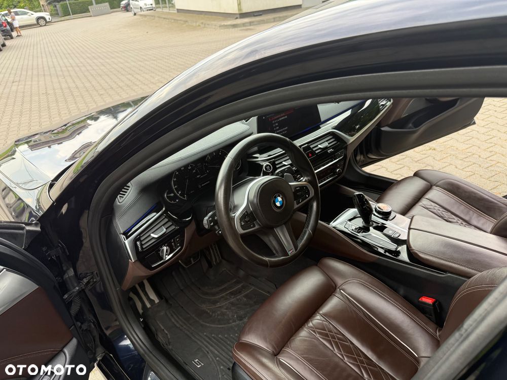 BMW Seria 5 M550i xDrive sport - 9