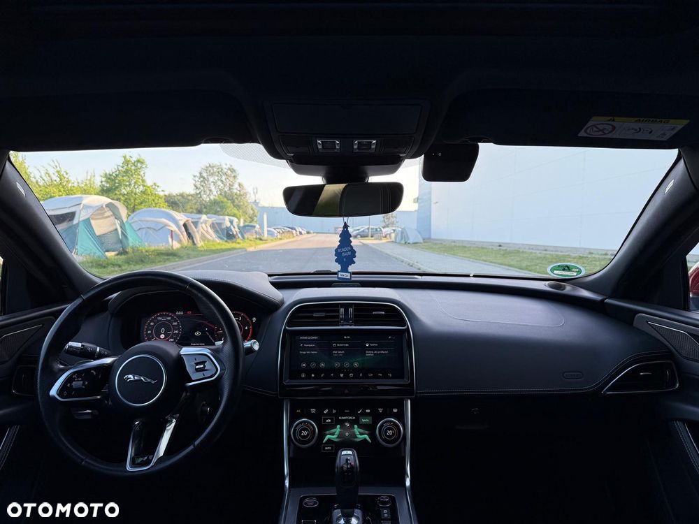 Jaguar XE 2.0 D180 R-Dynamic SE - 9