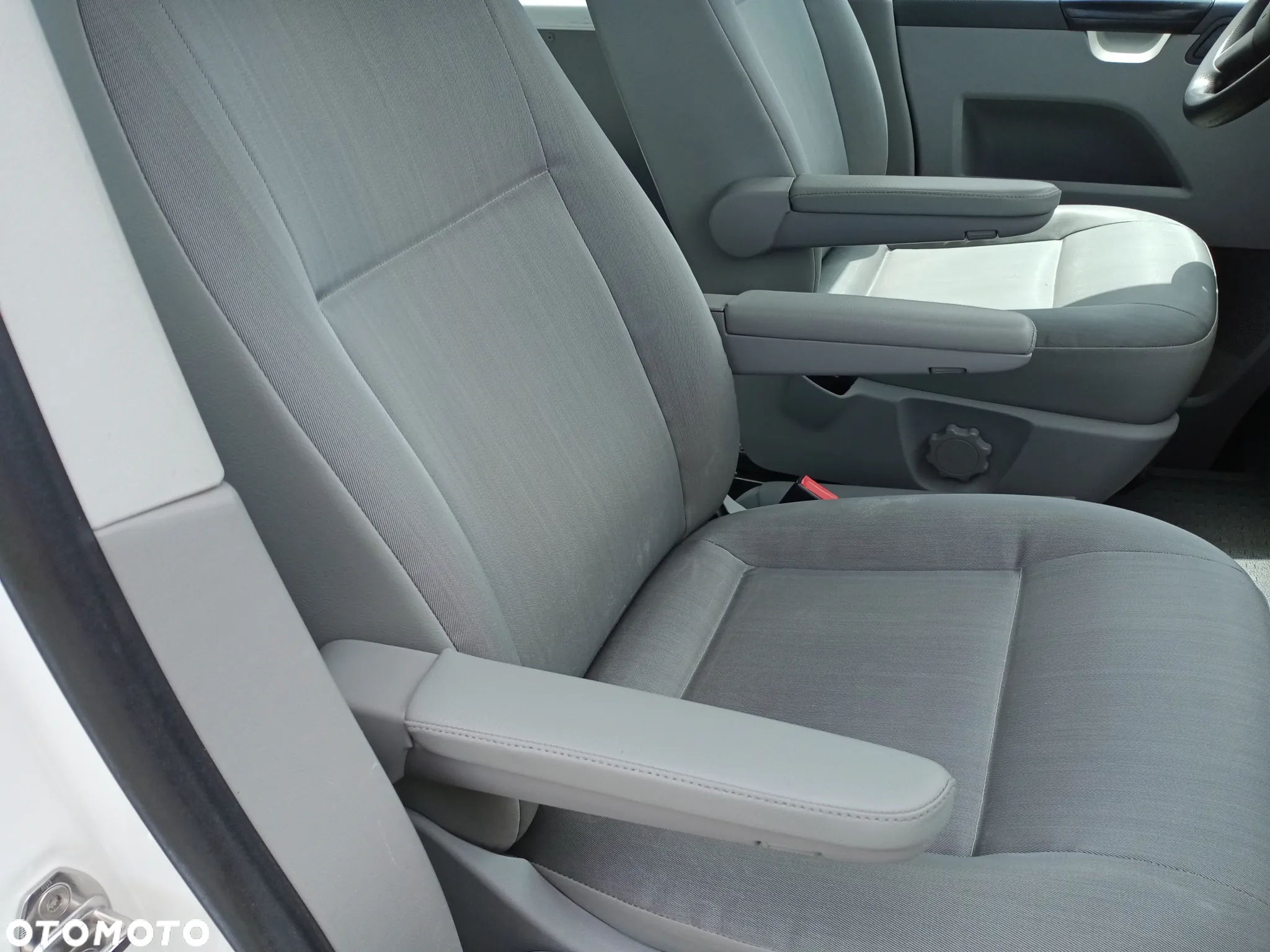 Volkswagen T5 LIFT T6 9 osobowy 2015 .rok 2.0 140 KM Long  6 bieg. serwis do końca doinwestowany klima  tempomat  vebasto isofix - 13