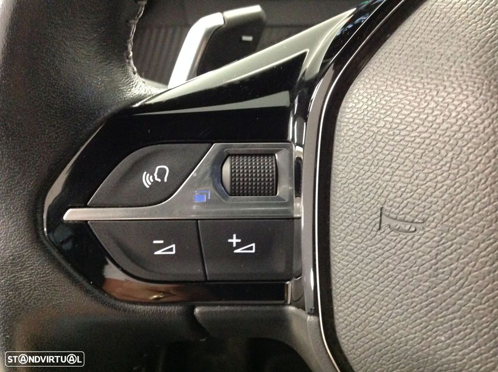Peugeot 2008 1.2 PureTech Allure EAT8 - 31