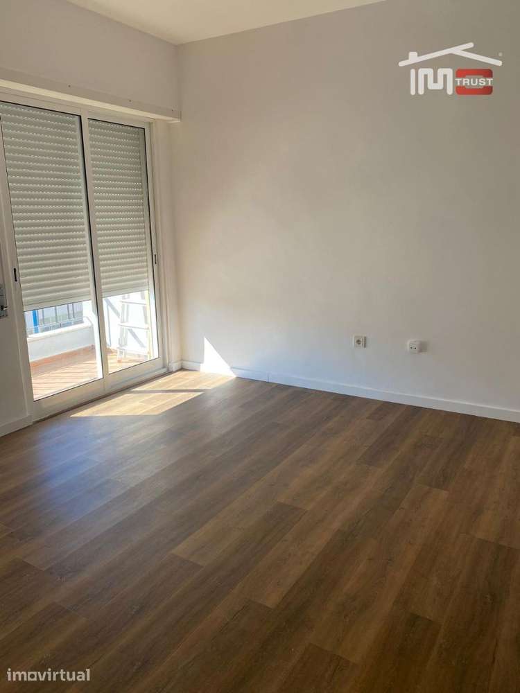 Apartamento T2 Totalmente Renovado, Coz. Equipada, Elevador, Zona C... - Grande imagem: 4/18