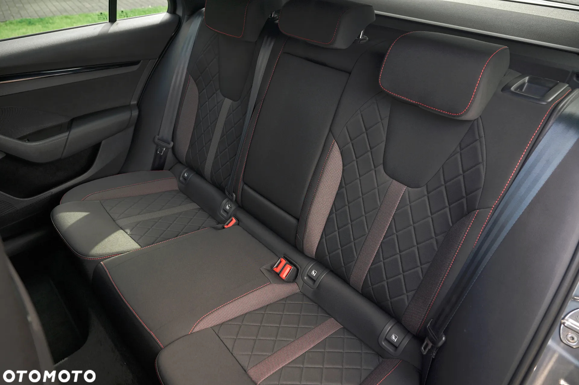 Skoda Octavia Combi 2.0 TDI DSG RS - 28