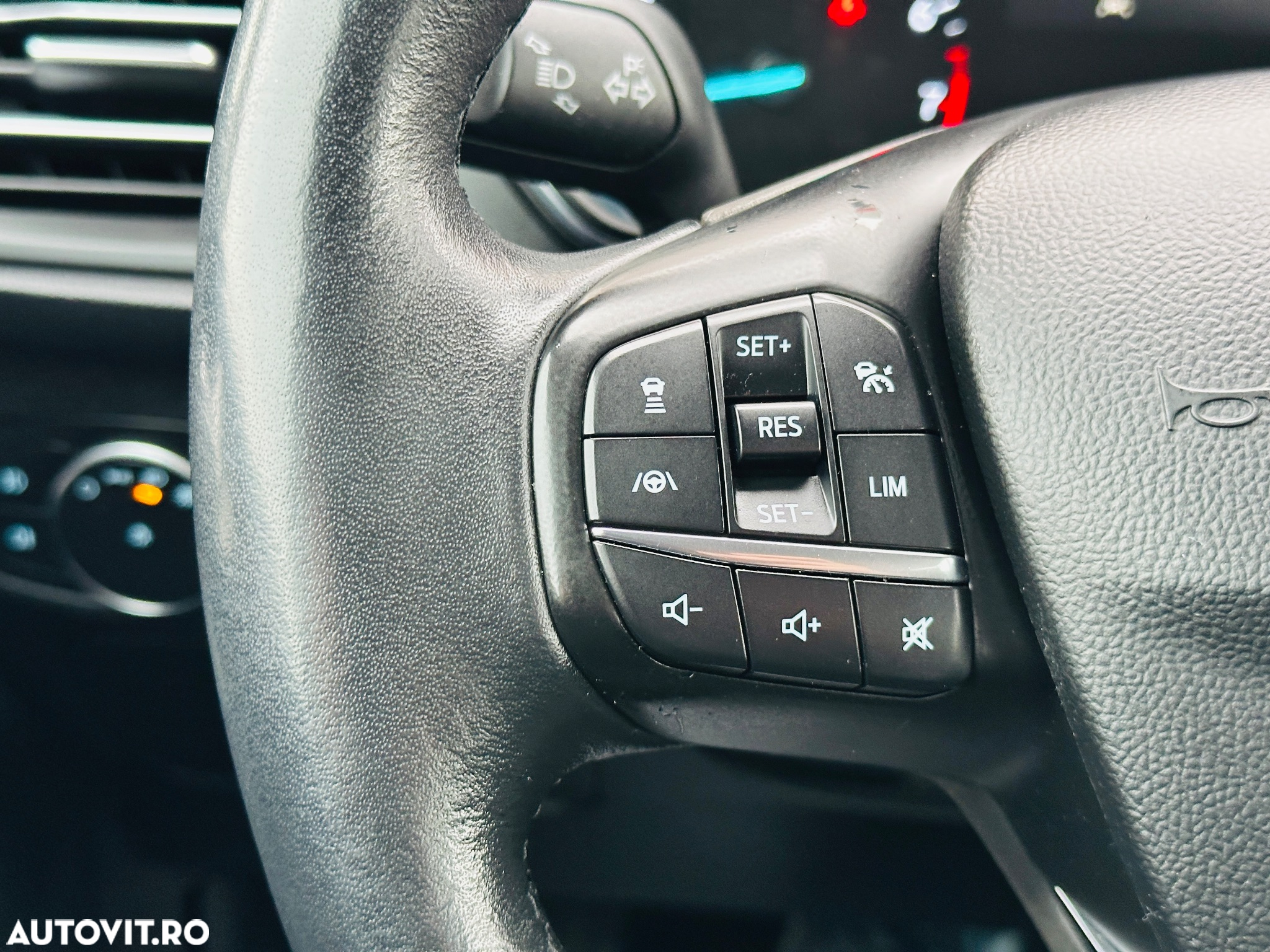 Ford Focus 1.0 EcoBoost Hybrid Aut. COOL&CONNECT DESIGN - 29