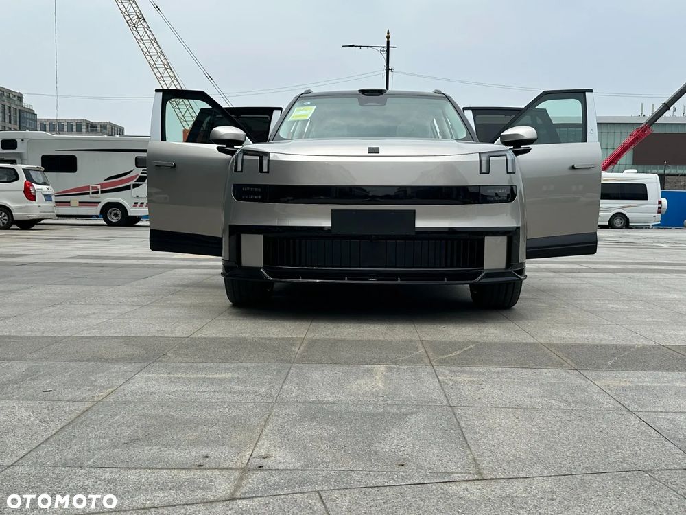 Lynk & Co 900 - 17