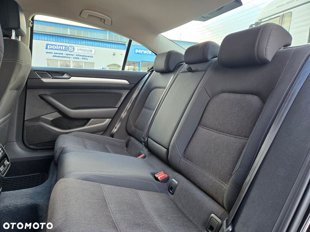Volkswagen Passat - 11