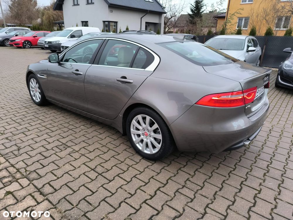 Jaguar XE 2.0 T Prestige - 4