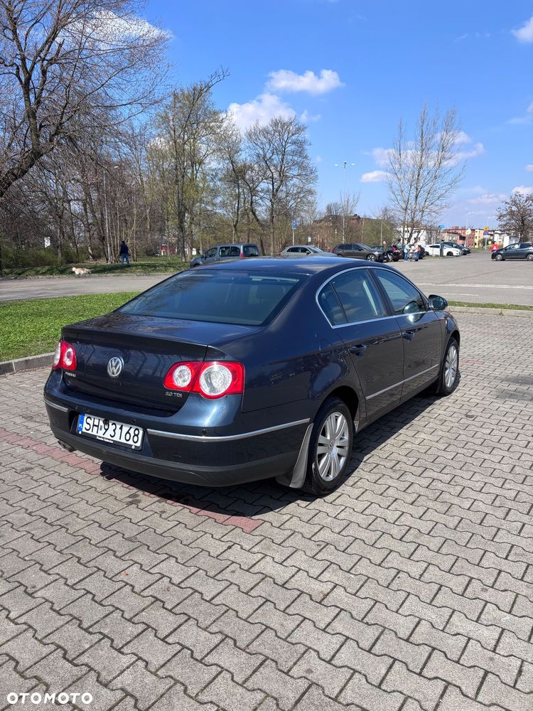 Volkswagen Passat 2.0 TDI DPF Highline - 23
