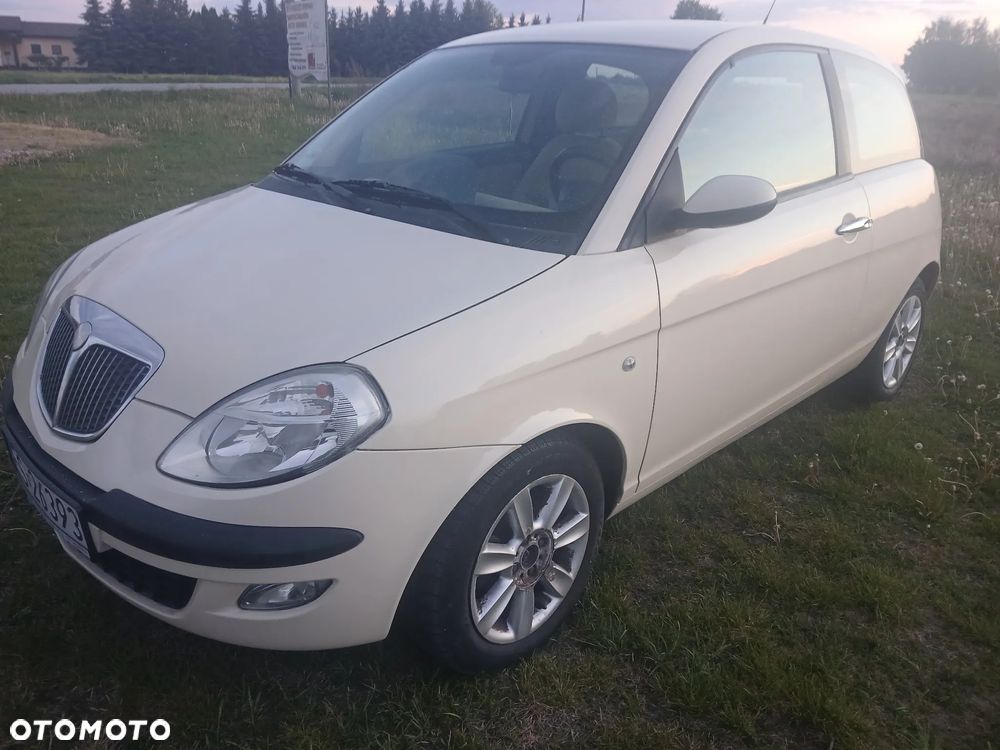 Lancia Ypsilon 1.2 8V Argento (5 os.) - 1