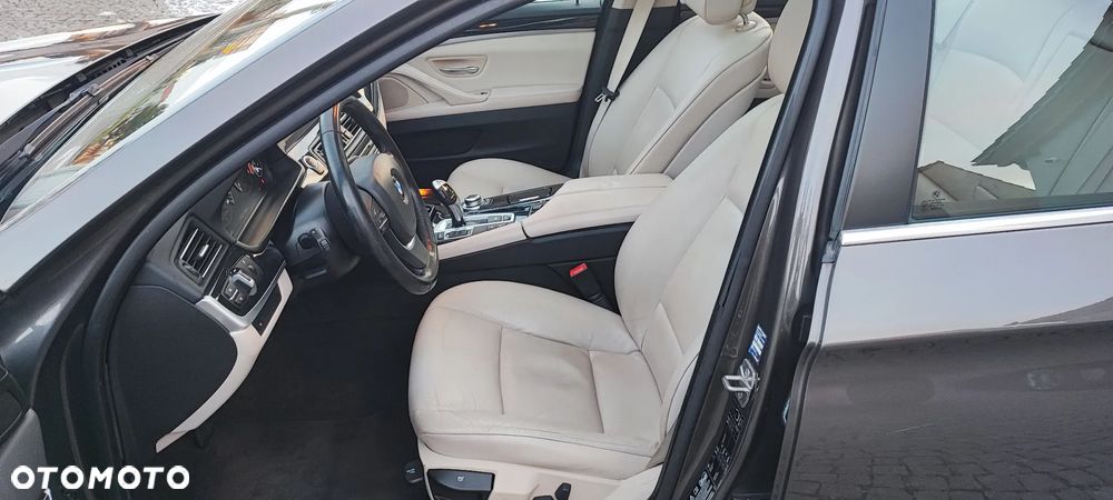 BMW Seria 5 525d xDrive - 11